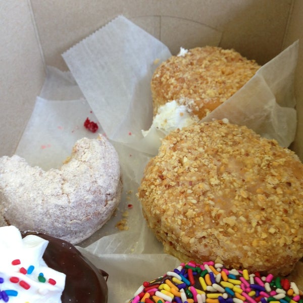 รูปภาพถ่ายที่ Paula&#39;s Donuts โดย Chrissy K. เมื่อ 6/2/2013