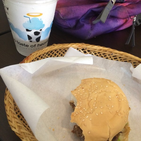 9/22/2014にJamela P.がStuff Over Burger Cafeで撮った写真