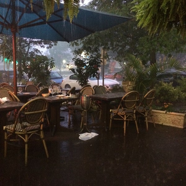 Foto scattata a Parthenon Restaurant &amp; Chevy Chase Lounge da Jamie C. il 6/14/2014