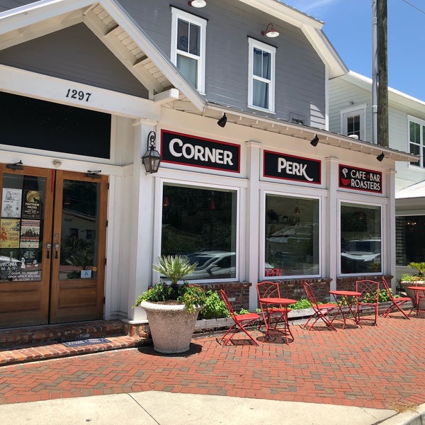 Foto diambil di The Corner Perk Cafe, Dessert Bar, and Coffee Roasters oleh Jay S. pada 6/21/2018