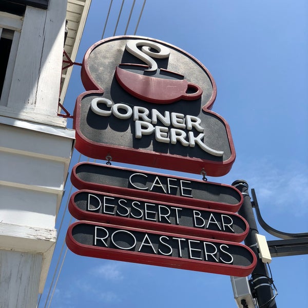 Снимок сделан в The Corner Perk Cafe, Dessert Bar, and Coffee Roasters пользователем Jay S. 6/21/2018