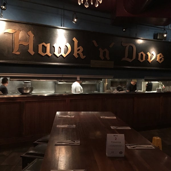 Foto tirada no(a) Hawk &#39;n&#39; Dove por Jay S. em 9/22/2017