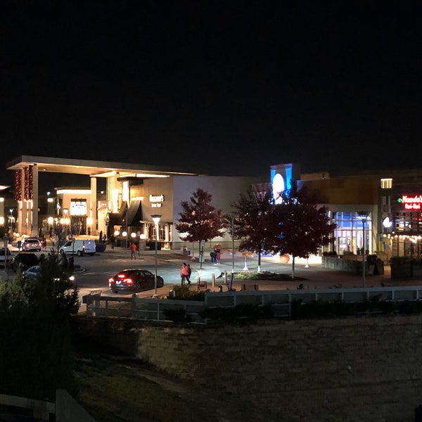 รูปภาพถ่ายที่ Springfield Town Center โดย Jay S. เมื่อ 11/23/2019