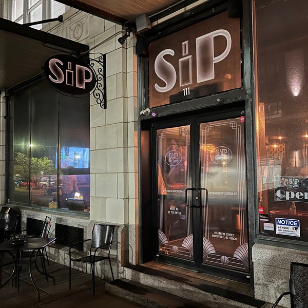รูปภาพถ่ายที่ SiP Fine Spirits &amp; Cigar Lounge โดย Jay S. เมื่อ 4/21/2022