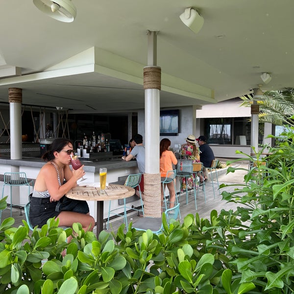 Foto diambil di Las Palmas Cafe @ Copamarina Beach Resort oleh Jay S. pada 7/23/2022