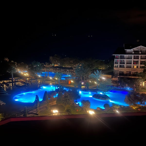 Foto diambil di Amara Luxury Resort &amp; Villas oleh Umut E. pada 4/20/2023