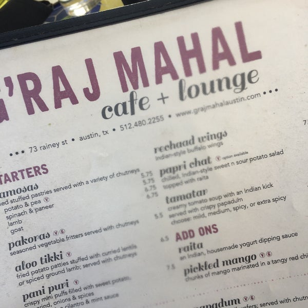 Снимок сделан в G&#39;Raj Mahal Cafe пользователем Betsy L. 11/25/2017