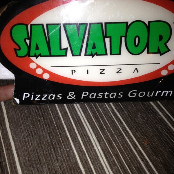 Снимок сделан в Salvator&#39;s Pizza пользователем Sindy C. 6/18/2013