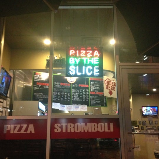 Photo prise au Vinny&#39;s NY Pizza par @ARlitos_way le10/22/2012