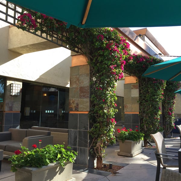 รูปภาพถ่ายที่ Hilton Scottsdale Resort &amp; Villas โดย Debbie S. เมื่อ 3/14/2015