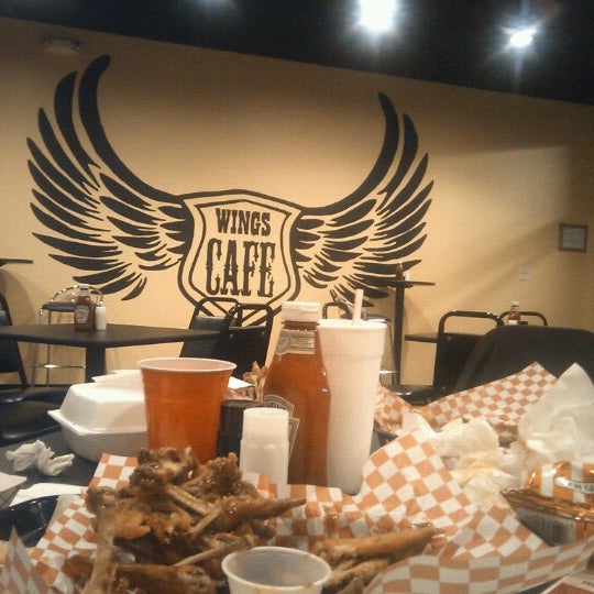 Foto tirada no(a) Wings Cafe por the Artisan Rogue em 10/11/2012