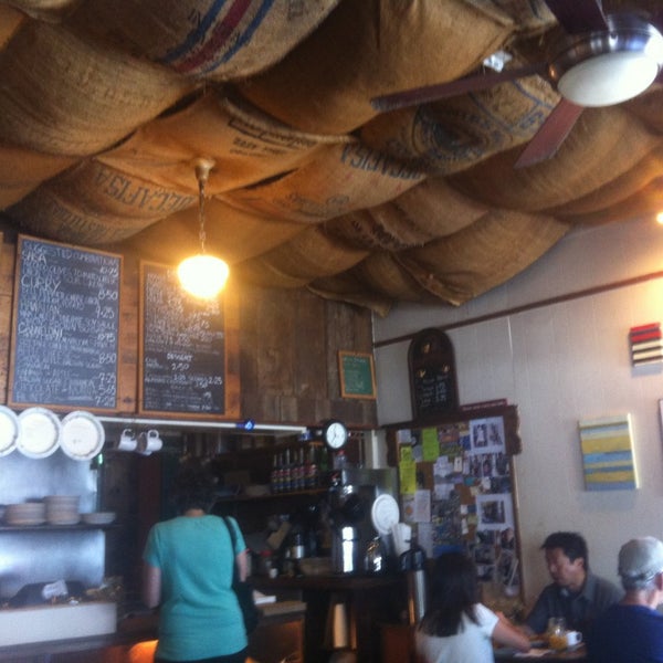 Foto tirada no(a) Higher Grounds Coffeehouse por Rachel E. em 6/1/2013