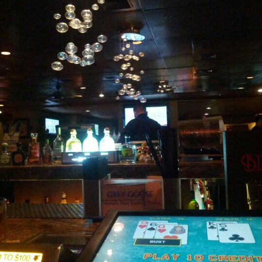 รูปภาพถ่ายที่ BJ&#39;s Cocktail Lounge East โดย Mark G. เมื่อ 12/27/2012