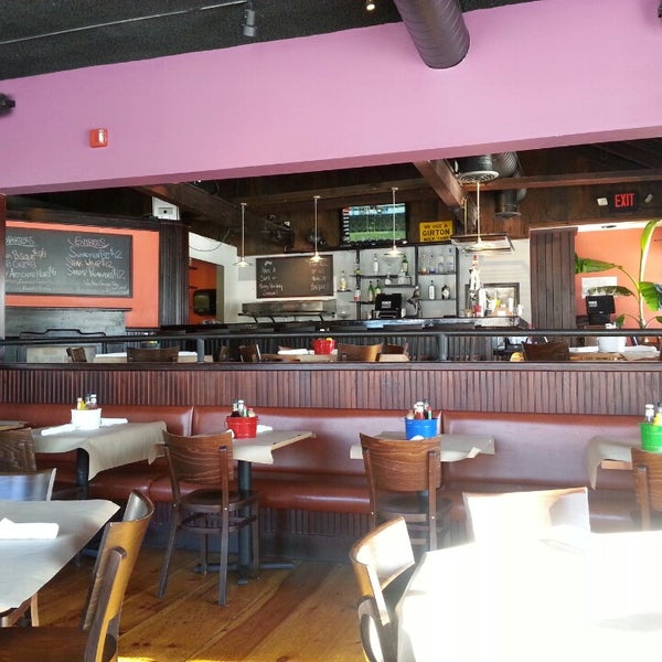 Foto tirada no(a) Bridge Restaurant [Raw Bar] and River Patio por Karen W. em 1/4/2014