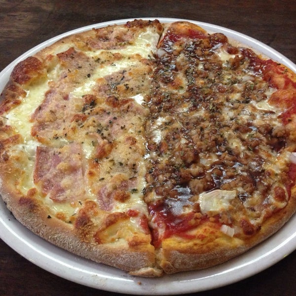 Foto diambil di Pizza Pazza oleh Sara P. pada 6/10/2014