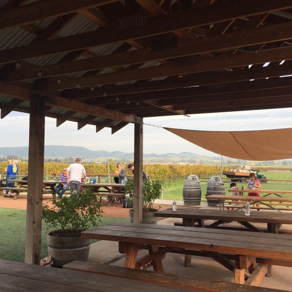 Foto tirada no(a) Larson Family Winery por Beth S. em 11/11/2016