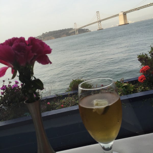 รูปภาพถ่ายที่ Sinbad&#39;s Pier2 Restaurant โดย Laiza P. เมื่อ 5/6/2015