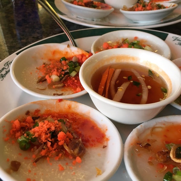 Foto diambil di Ánh Hồng Restaurant oleh Kristina pada 10/25/2016