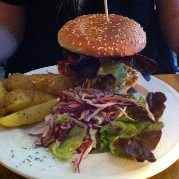 Foto tirada no(a) Rachel - Bagels &amp; Burgers por Kristel M. em 7/4/2014