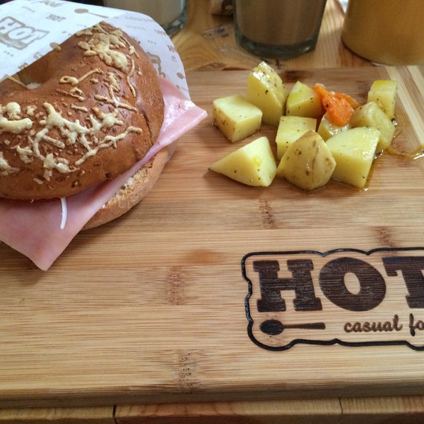 Foto diambil di HOT Casual Food Plaza Inn oleh Sofía L. pada 2/8/2015