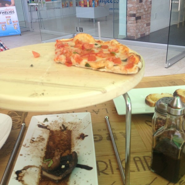 8/16/2013にAdriana J H.がMargherita Pizza &amp; Vinoで撮った写真