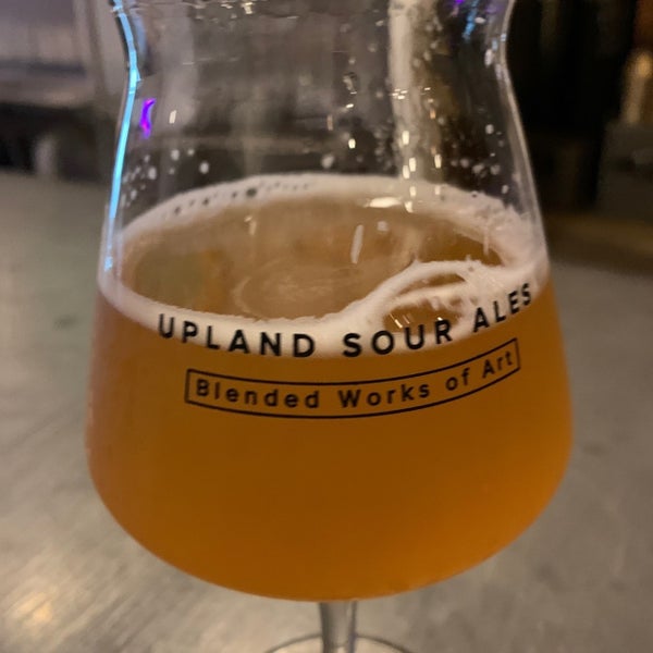 รูปภาพถ่ายที่ Upland Brewing Company Tasting Room โดย Melissa B. เมื่อ 10/12/2019