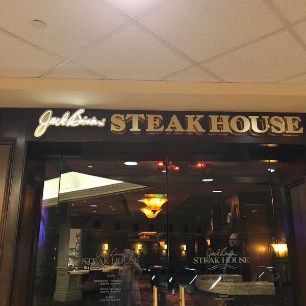 Foto scattata a Jack Binion&#39;s Steak House da Melissa B. il 4/15/2017
