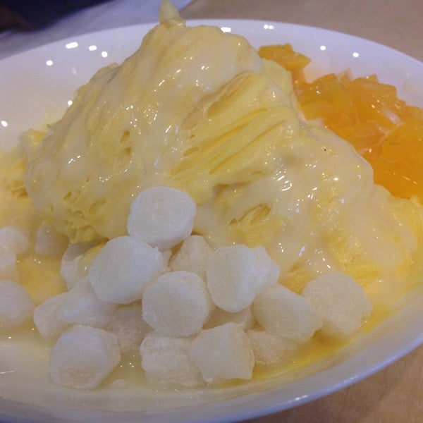 Photo taken at Sno-Zen Shaved Snow &amp; Dessert Cafe by Butsurin J. on 7/13/2014