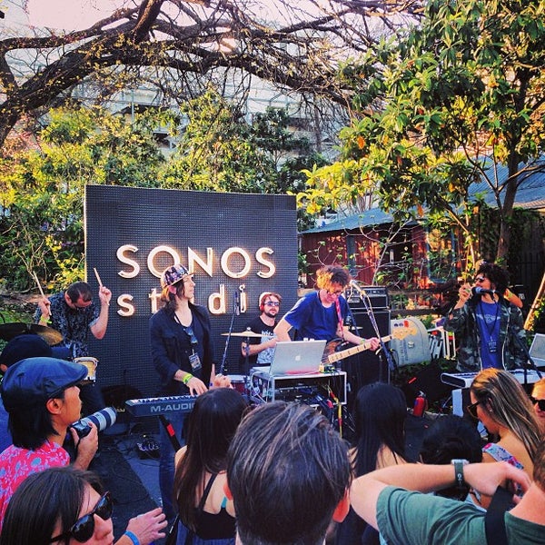 รูปภาพถ่ายที่ Sonos Studio @ SXSW โดย Nick L. เมื่อ 3/15/2013