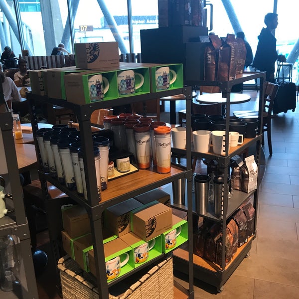 Foto diambil di Starbucks oleh Siobhán pada 10/27/2018