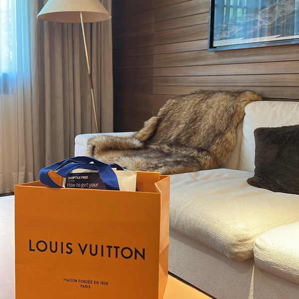 Gstaad Switzerland July 2020 Luxury Fashion Store Louis Vuitton Gstaad –  Stock Editorial Photo © taldav68 #394228116