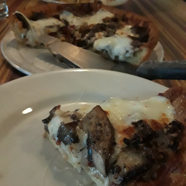 4/11/2018 tarihinde Liz W.ziyaretçi tarafından Little Star Pizza'de çekilen fotoğraf