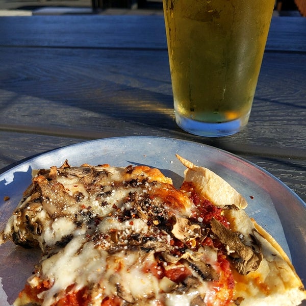Foto tirada no(a) Upper Crust Pizza &amp; Pasta por Liz W. em 7/22/2022