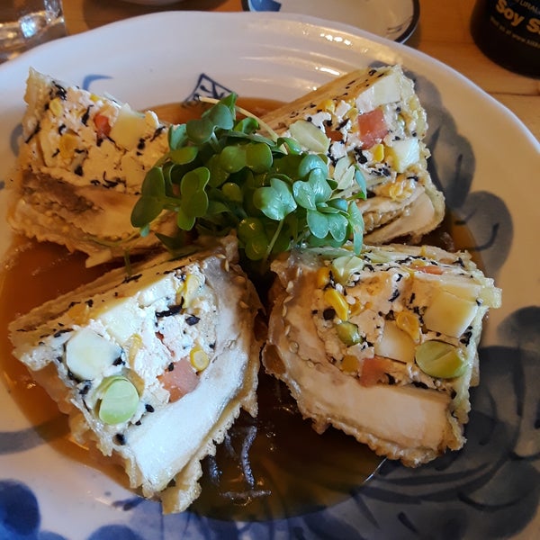 Das Foto wurde bei Cha-Ya Vegetarian Japanese Restaurant von Liz W. am 9/22/2017 aufgenommen