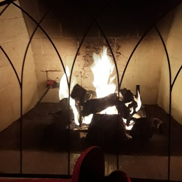 2/15/2019 tarihinde Liz W.ziyaretçi tarafından The Fireside Lounge'de çekilen fotoğraf