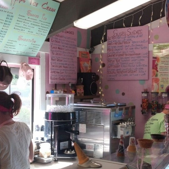 Foto diambil di Susie&#39;s Scoops Ice Cream &amp; Frozen Yogurt oleh Bill C. pada 7/14/2013