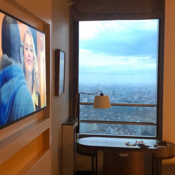 Foto diambil di Radisson Blu Hotel Lyon oleh 3z       🎻 pada 8/17/2020