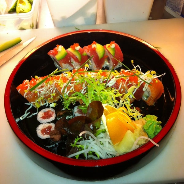 6/6/2013 tarihinde Pham M.ziyaretçi tarafından Sashimi Sushi Lounge'de çekilen fotoğraf