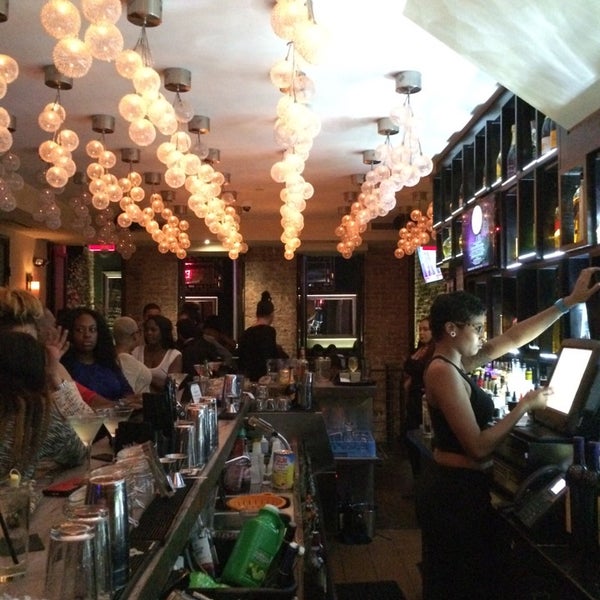Foto diambil di Cove Lounge oleh Keston D. pada 10/25/2014
