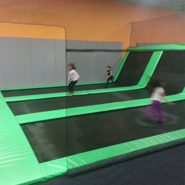 4/13/2013にKen K.がAirMaxx Trampoline Parkで撮った写真