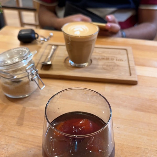 10/10/2022 tarihinde Yacoub Aluthmanziyaretçi tarafından Madal Cafe - Espresso &amp; Brew Bar'de çekilen fotoğraf