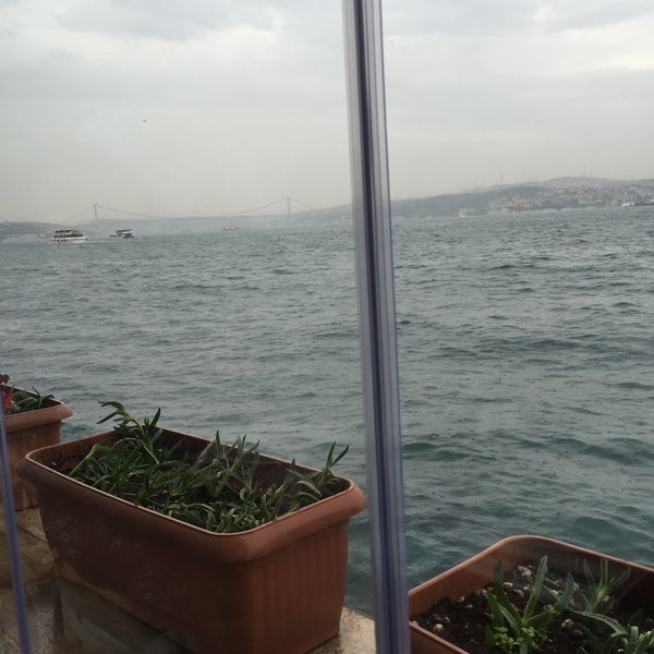 Das Foto wurde bei Sardunya Fındıklı Restaurant von Seden C. am 10/11/2015 aufgenommen
