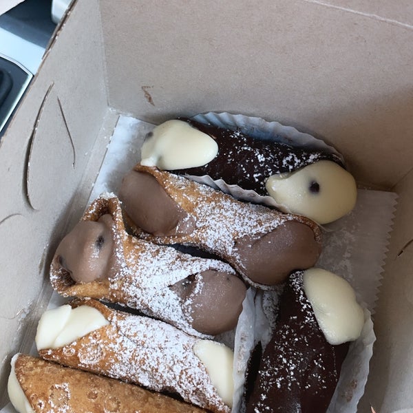 6/30/2021에 Morgan F.님이 LaGuli Pastry Shop에서 찍은 사진