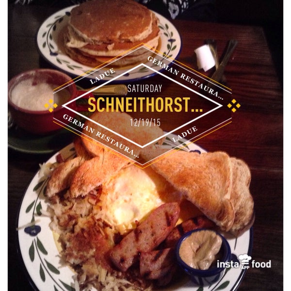Foto tirada no(a) Schneithorst&#39;s Restaurant &amp; Bar por Forrest B. em 12/19/2015