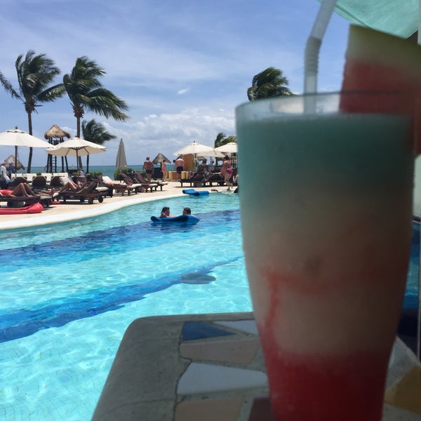 Das Foto wurde bei Secrets Capri Riviera Cancun von José Julián am 4/2/2015 aufgenommen