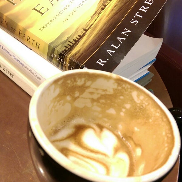 Foto diambil di JP&#39;s Coffee &amp; Espresso Bar oleh Justin H. pada 12/10/2014