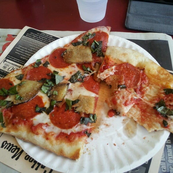 Снимок сделан в Tony&#39;s NY Pizzeria пользователем Brittany G. 8/20/2013