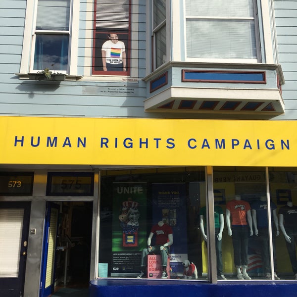 Снимок сделан в Human Rights Campaign (HRC) Store пользователем Polly H. 11/11/2016