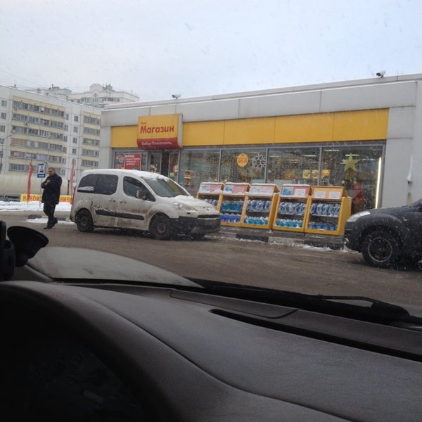 12/9/2013 tarihinde Yulia V.ziyaretçi tarafından Shell'de çekilen fotoğraf