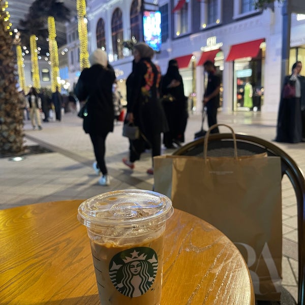 Foto diambil di Starbucks oleh ௸ ‏ pada 12/29/2022